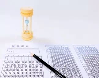 マークシートと鉛筆と砂時計